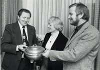 1978: Erhvervsrådets pris tildeles Elly og Bent Andersen, overrækkelsen foretages af Ole Rannes.