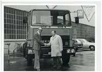 1974: Modtager Bent Andersen - den første nye TM model fra Bedford, står i baggrunden.