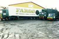 1996: Volvo F12 med trailer og Volvo F7 med pressenningslad og Mercedes 307 med åbent lad.