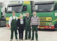 1997: Familien Andersen fotograferet foran to nye Volvo FH12