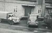 1956: Der læsses ved FDB Lageret i Aalborg Havn i en USA Dodge 1946 Benzin med åben lad og pressenning.