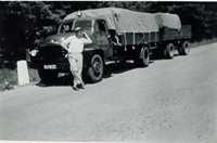 1957: Bedford med ny afhænger med luftbremser, åbent lad og pressenning.